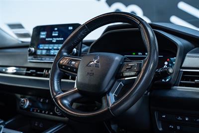 2022 Mitsubishi Outlander - Thumbnail