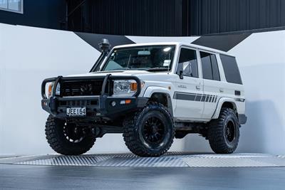 2012 Toyota Landcruiser - Thumbnail