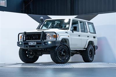 2022 Toyota Landcruiser - Thumbnail