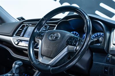 2017 Toyota Highlander - Thumbnail