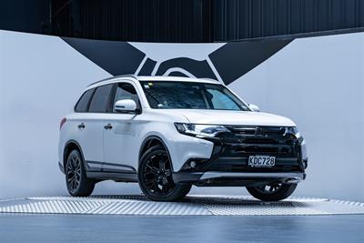 2016 Mitsubishi Outlander - Thumbnail