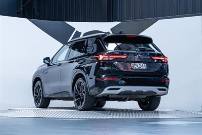 2023 Mitsubishi Outlander - Thumbnail