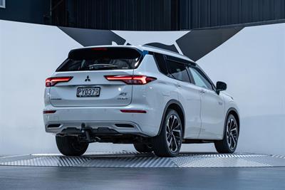 2023 Mitsubishi Outlander - Thumbnail