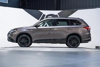 2021 Mitsubishi Outlander - Thumbnail