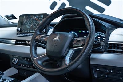 2023 Mitsubishi Outlander - Thumbnail