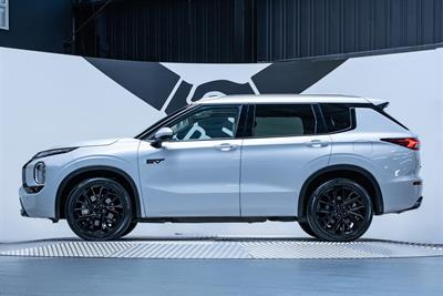 2023 Mitsubishi Outlander - Thumbnail