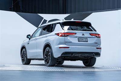 2023 Mitsubishi Outlander - Thumbnail